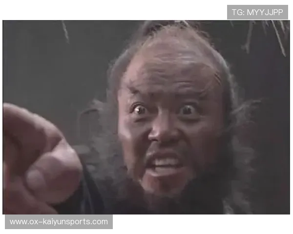 球迷扔下的臭鞋子变成《水浒传》李逵的板斧,劈开球门球直接算进 球迷扔下的臭鞋子变成《水浒传》李逵的板斧,劈开球门球直接算进